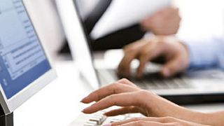 Nur wenige Klicks: Mit Zugferd soll der elektronische Rechnungsversand per E-Mail nun auch für den Mittelstand ins Rollen kommen. (Bild: GS1)