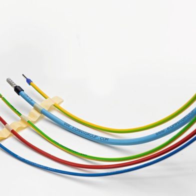 Integrierte Kennzeichnungstechnologie: Die beiden Leibinger Iqjet sind platzsparend und einfach zugänglich über eine praktische Schublade direkt in das Gehäuse der Zeta 620 G2 integriert (Bild: Komax AG)