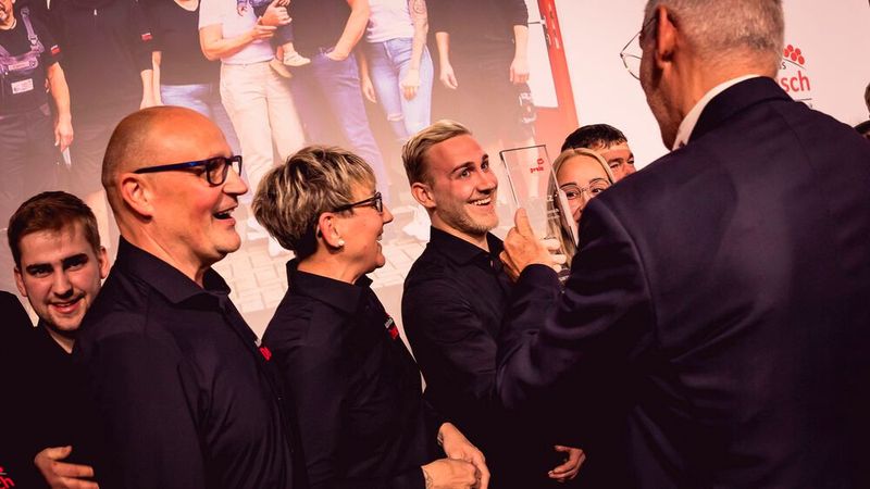 Den Sieg holte sich das Autohaus Deusch, wo mit Junior Nico Deusch (Mitte) bereits die zweite Unternehmergeneration bereitsteht. (Bild: Stefan Bausewein)