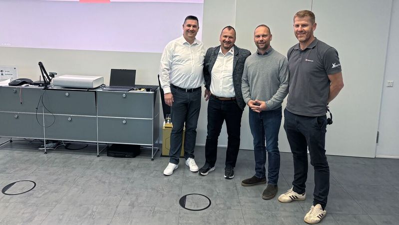 Thorsten Herfort (li.) und Stephan Paschke (2. v. re.) lenken seit Jahresbeginn zusammen die Geschicke von Wieländer + Schill. Herfort übernimmt das Amt von Manfred Bäurer (2. v. li.).(Bild:  Otto - VCG)