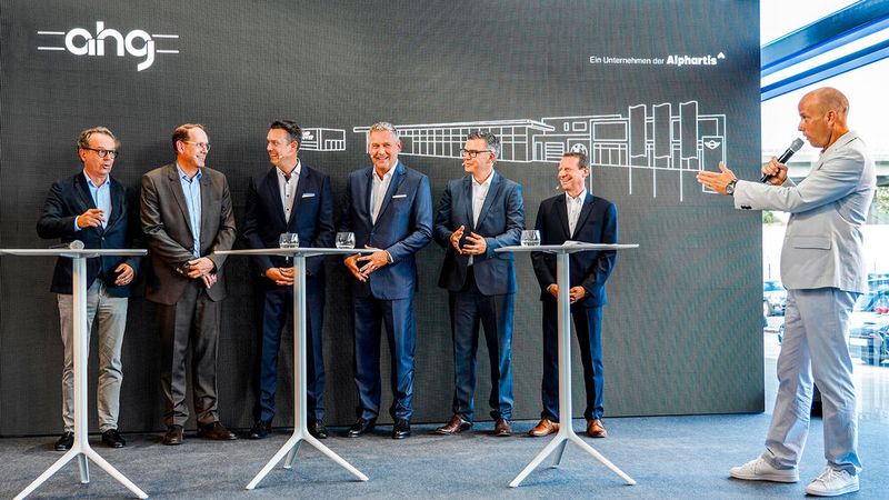 In Talkrunden bekamen die Gäste interessante Informationen weit über den Neubau hinaus. Hier die Runde mit den Vertretern der Hersteller: (v. l.) Eric Ploss (Vertriebsleiter Alpina), Jan Kas van der Stelt (Geschäftsführer Jaguar Land Rover Deutschland), Klaus Schrittenloher (Leiter Vertrieb Deutschland Mini) und Stefan Teuchert (Leiter Vertrieb Deutschland BMW) sowie die Alphartis-Vorstände Thomas Linderich (Aftersales) und Alexander Kramer (Vertrieb); rechts SWR-Moderator Teo Jägersberger. (Bild: Alphartis SE)