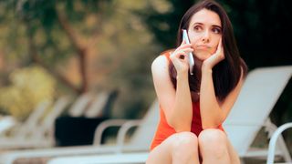 Die Mehrheit der Berufstätigen ist im Sommerurlaub beruflich erreichbar – vor allem per Telefon und Kurznachricht. (Bild: nicoletaionescu - stock.adobe.com)