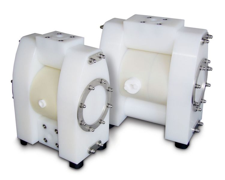 High pressure, air-operated, double-diaphragm pumps in the series, with internal pressure conversion (Almatec AHD series), as well as the variant for use with an external booster. (Almatec)