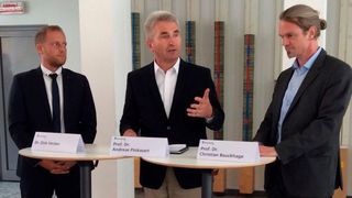 Dr. Dirk Hecker (links), Prof. Dr. Andreas Pinkwart (Mitte) und Prof. Dr. Christian Bauckhage (rechts) im Kompetenzzentrum für Künstliche Intelligenz im Fraunhofer-Institut in Sankt Augustin. (Bild: MWIDE NRW/M. Kietzmann)