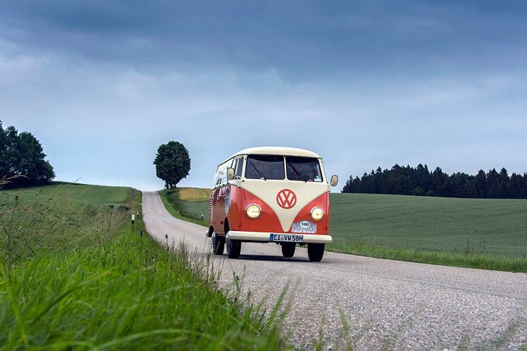 Das Ur-Donautal, die Frankenalb und die Hallertau mit den weltberühmten Hopfenfeldern erlebten ein rollendes Museum der automobilen Sonderklasse – die mittlerweile zehnte Auflage der Donau Classic. (Foto: Volkswagen)