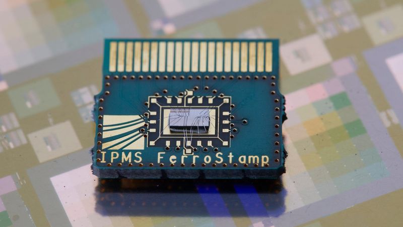 Save energy, compute faster and retain data permanently: the new memory technology meets precisely these requirements.(Source:  Fraunhofer / Piotr Banczerowski)