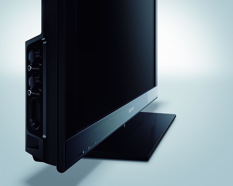 Vielseitig: Der Bravia CX32D von Sony bringt neben einem einen integrierten DVD-Player auch zwei Mikrofon-Anschlüsse zum Karaoke singen mit. (Archiv: Vogel Business Media)
