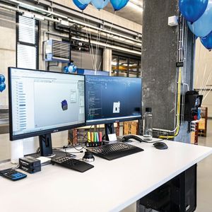 An jedem Bearbeitungszentrum ist eine CAM-Station, an der die Mitarbeitenden die neuen Bauteile programmieren und dann direkt einfahren können. (Bild:  IBOR AG)