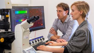 Prof. Job Boekhoven und Caren Wanzke haben ein neues Materialsystem entdeckt, das Arzneimittel über einen einstellbaren Zeitraum mit einer konstanten Rate freisetzen kann. (Bild: Andreas Heddergott / TUM)