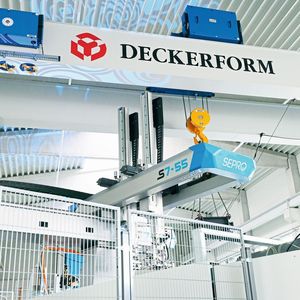 Auf Kundenwunsch werden die elektrischen Toyo-Spritzgießmaschinen von Deckerform auch mit Entnahmerobotern aus dem Hause Sepro ausgestattet. Hier ein Beispiel für eine solche Anwendung.