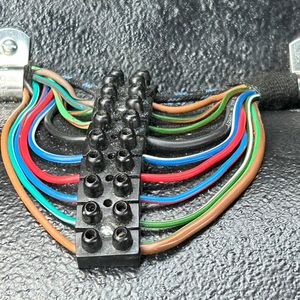 Lüsterklemmen im Auto? Bei manchen Baureihen wurden sie tatsächlich ab Werk verwendet. Der Triumph 2000 Italia gehört dazu. Ein anderer Italiener, der Maserati Ghibli (Tipo AM115), übrigens auch. Bei Reparatur oder Restaurierung stellt sich somit die Frage, ob man historisch oder handwerklich korrekt arbeitet. Hier hat man sich für historische Korrektheit entschieden. Allerdings war kein Kfz-Elektriker am Werk, denn die meisten Kabel sind viel zu knapp verlegt.(Bild:  Peter Diehl)