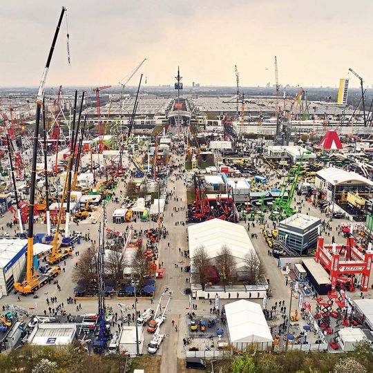 An den sieben Messetagen der Bauma bevölkerten mehr als 600 000 Besucher das Messegelände in München-Riem.(Bild:  Messe München)