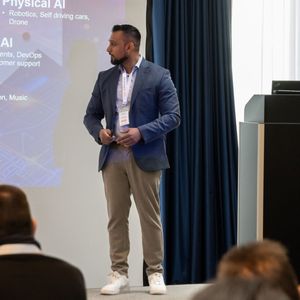 Biravanan Koneswaren, AI Business Development Manager bei Lenovo: Sein Thema war die Lenovo-KI-Reise.(Bild:  Bytec)