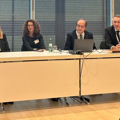 Die Herausgeber (v. l.) Ellen Thom, Fabiola Hartung-Linz, Cosimo Franco und Andreas Krämer bei der Buchvorstellung auf der Medica. (Bild: Engelke – VCG)