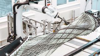 Zwar spürte Kuka die Pandemie-Auswirkungen im letzten Jahr deutlich an den Umsatzzahlen, doch sei die Finanzlage nun auf einem guten Weg. Die Nachfrage nach Automatisierungen – also auch Robtern – und der Markt in China sorgten für Aufwind. (Kuka)