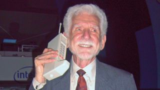 Martin Cooper mit einem DynaTAC-Prototypen von 1973 auf der Computex 2007.  (Bild: Rico Shen/Creative Commons Attribution-Share Alike 3.0 Unported license)