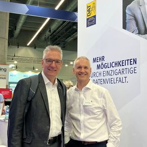 »kfz-betrieb«-Chefredakteur Wolfgang Michel (links) prüft, ob am Stand von DAT-Kommunikationschef Martin Endlein auch nichts wackelt. (Bild:  Pfaff / VCG)