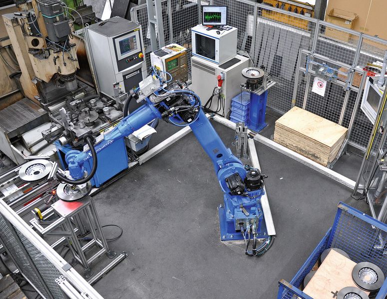 Bild 4: Nach dem Einlesen der Daten für die Rückverfolgung, dem Bearbeiten und Prüfen legt der Roboter je sechs Bremsscheiben in eine Gitterbox und deckt sie – nach Greiferwechsel – mit einer Holzplatte ab. (Bild: Cognex)