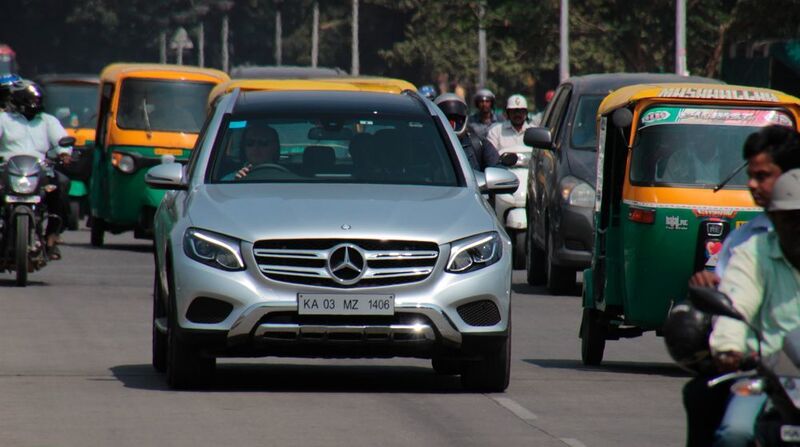 Einen Mercedes sieht man in Indien eher selten. Die Stuttgarter verkaufen dem 1,8-Milliarden-Volk im Jahr gerade einmal 13.000 Autos. (SP-X/Benjamin Bessinger)
