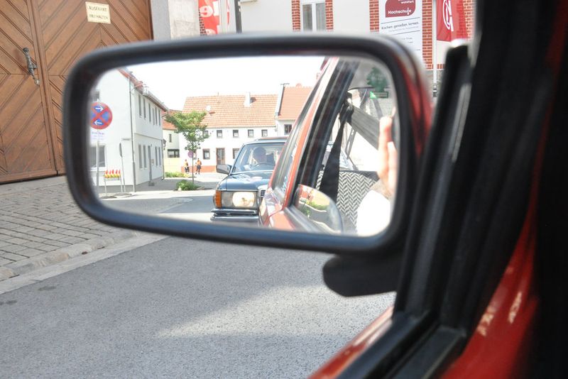 Während der Rallye war immer wieder der Blick in den Rückspiegel auf die Verfolger notwendig. Unter dem Strich ging es aber weniger um Zeit, sondern um Geschicklichkeit. (Foto: Grimm/Dominsky)