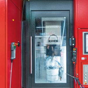 Entscheidend für die extrem hohe, reproduzierbare Präzision, die die Auftragsfertigung von Kern Microtechnik an ihren Werkstücken erreicht, sind die eingesetzten fünfachsigen Bearbeitungszentren «Kern Micro HD».(Bild:  Kern Microtechnik)