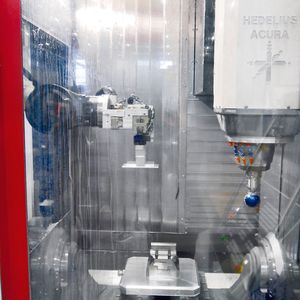 Die Beladung der Acura 65 EL erfolgt durch diese 900 mm × 720 mm messende, und damit relativ große, seitliche Öffnung.