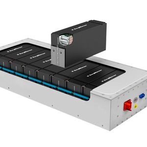 Batteriepacks für rund 2.900 Elektrobusse umfasst ein weiterer Auftrag. Dafür liefert Borg Warner zwei standardisierte Batteriepacks und ein Batteriemanagementsystem an einen Antriebstechnik-Hersteller – der sie als Elektrifizierungspakete an einen Hersteller für elektrische Schulbusse verkauft.(Bild:  Borg Warner)