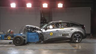 Der Crashtest mit der sogenannten Mobile Progressive Deformable Barrier (MPDB) wird nun bei China NCAP eingeführt. (Bild: Euro NCAP)