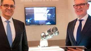 Sami Atiya, Leiter des ABB-Geschäftsbereichs Robotik und Fertigungsautomation, und Ericsson-CEO Börje Ekholm besuchen die 5G-Robotik-Demo beim World Economic Forum 2020 in Davos. (Bild: Ericsson/ABB)