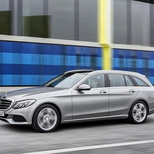 Der neue Mercedes C 350 e ist als Limousine und Kombi zu Preisen ab rund 50.000 Euro erhältlich.