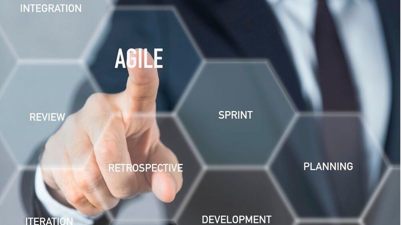 Agiles Arbeiten kann die Effizienz steigern, Kosten senken und das Konkurrenzdenken zwischen Abteilungen abbauen. Dafür müssten Teams mehr in Produkten und weniger in Projekten denken.(Bild:  Getty Images)