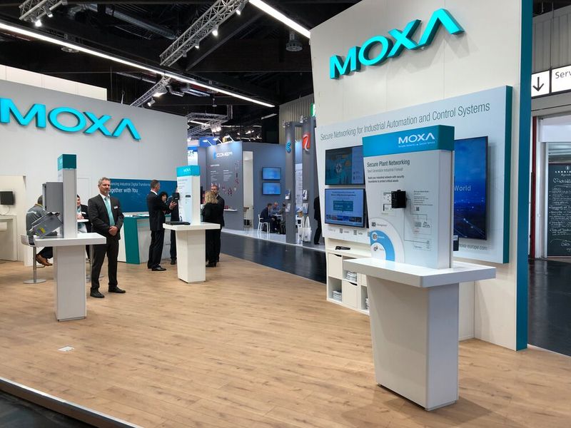 Eines der Fokusprodukte von Moxa war die EDR-G9010-Serie. Diese beinhaltet mehrere Multi-Port-Sicherheitsrouter mit Firewall/NAT/VPN- und verwalteten Layer-2-Switch-Funktionen. Das Unternehmen stellte hier die Security-Features immer wieder heraus und betonte unter anderem, dass die EDR-G9010-Serie mit IDS/IPS auch als zukunftsfähige Firewall dienen könne. Gleichzeitig solle der Einrichtungsassistent dabei helfen, WAN-, LAN- und Bridge-Ports für die Routing-Funktionalität in wenigen Schritten einzurichten. (Bild: Vogel Communications Group)