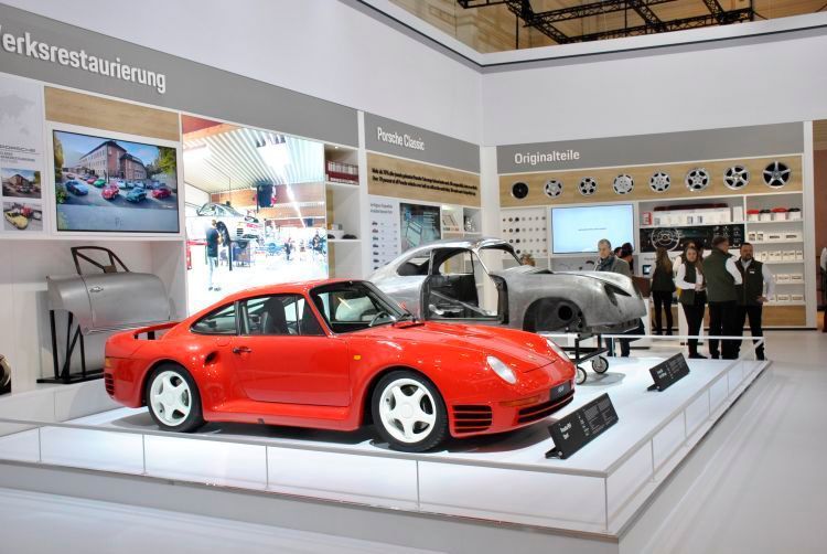 Porsche zeigte auf der Techno Classica 2018 wieder mal seine Kompetenz in Sachen Ersatzteilversorgung. Die ist zugegeben sehr gut, die Preise jedoch verdienen nicht selten das Prädikat „jenseits von Gut und Böse“. (Dominsky)