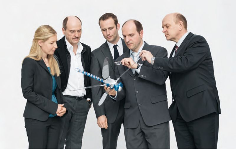 Das Entwicklungsteam des Bionicopters tüftelte am künstlichen Libellenflug. (Festo)