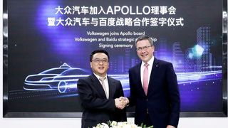 Besiegeln die Zusammenarbeit von Baidu und VW: Ya-Qin Zhang, President von Baidu, und Sven Patuschka, Vorstand Technische Entwicklung der Volkswagen (China) Investment Co. (Volkswagen)