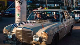 Die Mutation eines braven 280 S zum Retro-Rallyefahrzeug hat Mercedes-Benz-Classic in einem interessanten Video-Projekt dokumentiert. (Daimler AG)