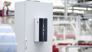 Die neue Gerätegeneration Blue e+ S mit den kleineren Leistungsklassen 300, 500 und 1.000 W wurden von Rittal wie die „Großen“ auf Effizienz getrimmt. (Bild: Rittal)