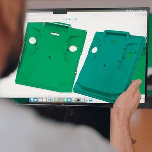 Xometry setzte bei der Gehäuseentwicklung für die Batterieschmiede-„Saftkiste“ auch Moldflow-Simualtionen ein, um das Fließverhalten der Kunststoffschmelze beim Spritzgießen zu untersuchen. So entdeckte man leicht, wo Änderungen nötig waren.(Bild:  Xometry)