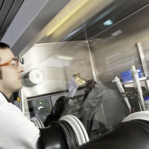 Im Rahmen des Zukunftsprojekts „Hochenergie-Lithium-Ionen-Batterien“ (HE-Lion) forscht BASF an einer neuen Generation von Lithium-Ionen-Batterien: Ziel ist es die Energiedichte der Batterie deutlich zu erhöhen.