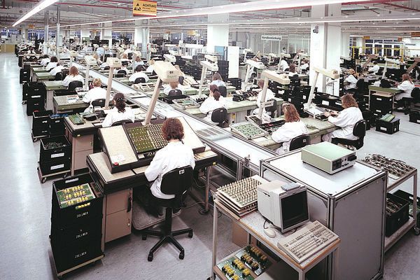 Handbestückung 1994: immer mehr Ergonomie am Handbestückplatz (Bild: Zollner)