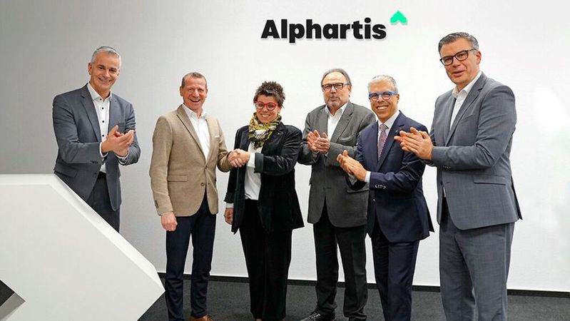 Handschlag und Applaus für die Weichenstellung: (v. l.) Hans-Peter Deuschle (Alphartis Vorstand Finanzen), Alexander Kramer (Alphartis Vorstand Vertrieb), Martina Stoppanski-Auracher (Geschäftsführerin Autohaus Stoppanski), Rolf Stoppanski, Volker Auracher (beide Geschäftsführer Autohaus Stoppanski) und Thomas Linderich (Alphartis Vorstand Aftersales)(Bild:  Alphartis SE)