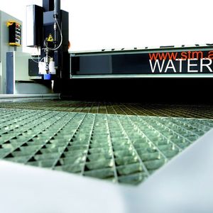 Bei Wasserstrahlschneidanlagen sind Bedienungskomfort, Verschleißfestigkeit, Wartungsfreundlichkeit und Effizienz wichtige Kaufkriterien.  Bild: STM