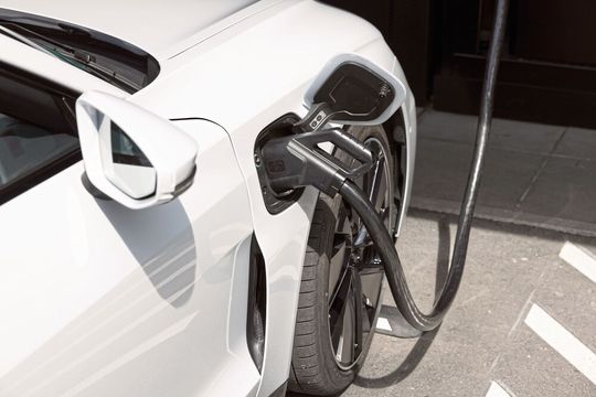 Autos, die über Stecker laden, sollen künftig zum neuen Normal bei der individuellen Mobilität werden. Autos, die über Stecker laden, sollen künftig zum neuen Normal bei der individuellen Mobilität werden.