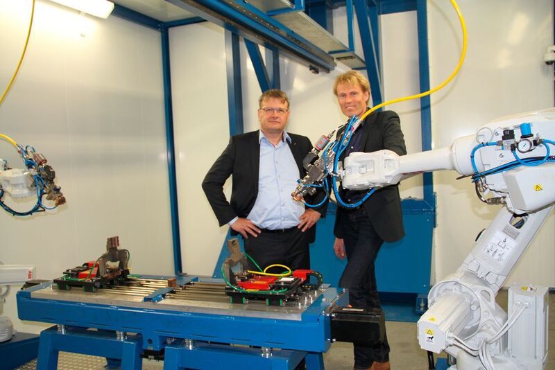 Roel Doornebosch (rechts), General Manager Rodomach und Robin Le Roy (links), Vertrieb Rofin und die neue Anlage zum Schweißen von Handtuchheizkörpern. (Rofin)