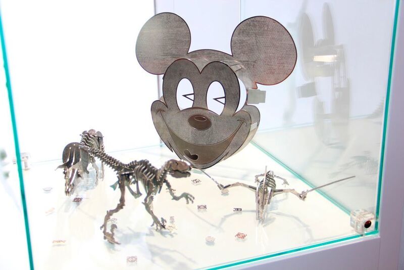 In Halle 4 präsentiert sich auch Fotomeccanica. Dort lächelt einem Mickey Maus vor, wie moderne Ätztechnik funktionert. (Königsreuther)
