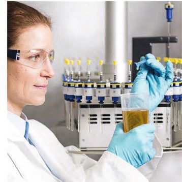 Prüfung einer Olivenölprobe am Nordbayerischen NMR-Zentrum auf dem Campus der Universität Bayreuth. Prüfung einer Olivenölprobe am Nordbayerischen NMR-Zentrum auf dem Campus der Universität Bayreuth.