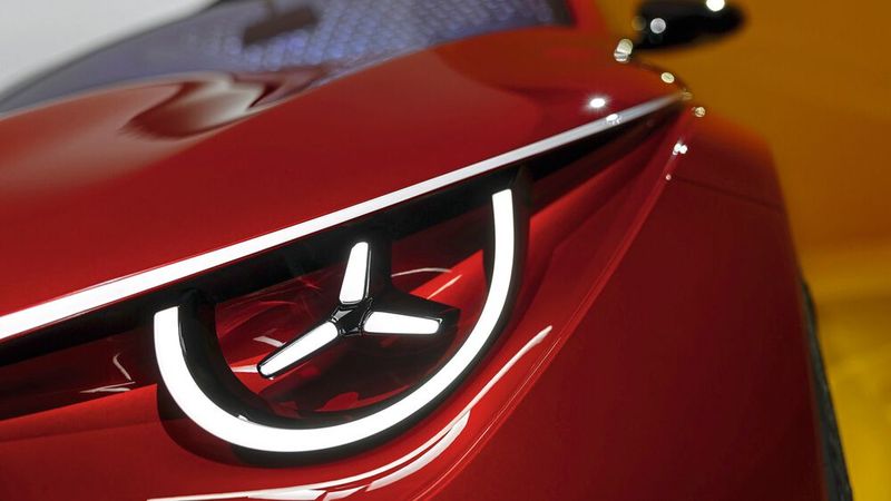 Die Scheinwerfer-Einheiten verzichten auf eine Abdeckung. Für den Serien-CLA ist eine derart fligrane Inszenierung der Frontleuchten nicht denkbar. (Bild: Mercedes-Benz)