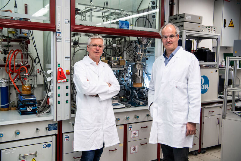 Die deutschen Chemiker Christoph Gürtler und Walter Leitner entwickelten ein nachhaltiges und zugleich wirtschaftliches Verfahren, das CO₂ zur Herstellung von Kunststoffprodukten auf Polyurethanbasis nutzt.  (EPA)