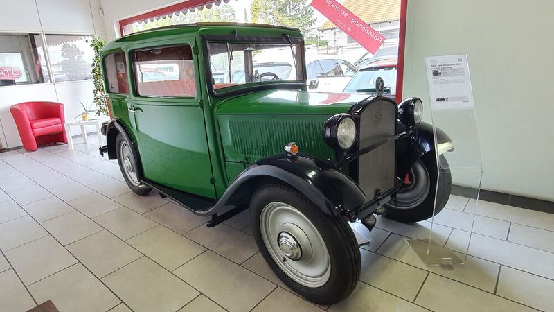 Unterstützt wird er dabei von diesem durchrestaurierten BMW AM4. Der 20 PS starke Motor hat den Oldie in all den Jahren laut Tacho 73.000 Kilometer weit gebracht. (Bild: Schreiner/»kfz-betrieb«)