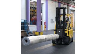 Aufgespießt auf einem Dorn, werden die Rollen mit Teppichboden von den Elektro-Gabelstaplern mit Monotrol-Pedal aus dem Lager geholt und zum Zuschnitt angeliefert. Bild: Hyster (Archiv: Vogel Business Media)